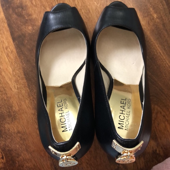 Michael Kors Hamilton Peep Pump Black Leather - Picture 3 of 10